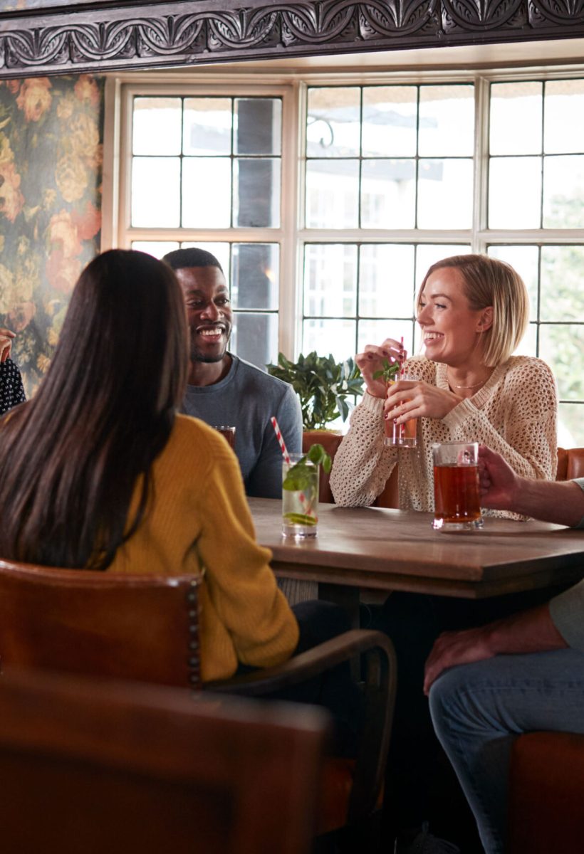 grupo-de-amigos-bebiendo-en-un-bar